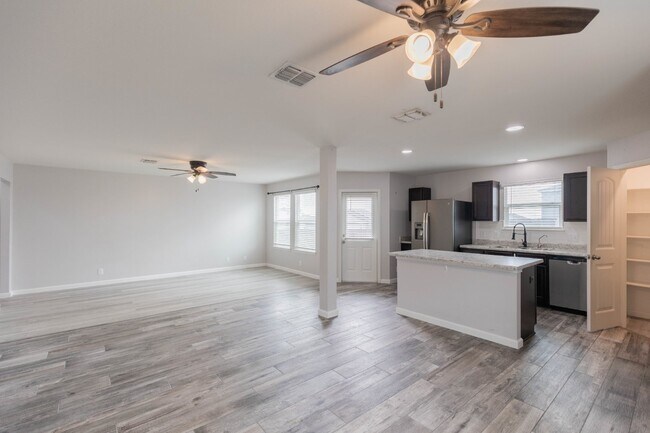 Foto del edificio - 6414 Dynamic Sound