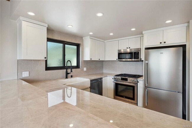 Building Photo - 410 1/2 Dahlia Place, Newport Beach, CA 92...