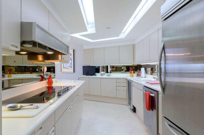 Foto del edificio - 100 Lakeshore Dr