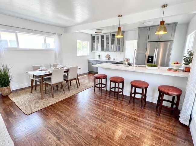 Foto del edificio - 1230 N Hollywood Way