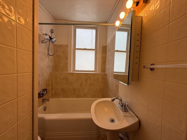 Foto del edificio - 977 Riverside Dr