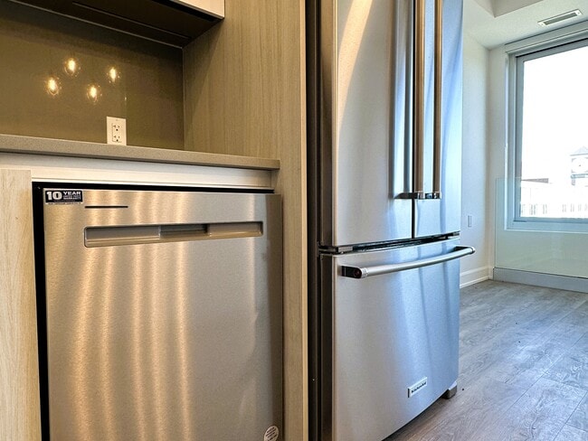 Building Photo - Stunning Unit at East City Condos (1+Den, ...
