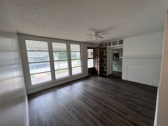 Foto del edificio - Available August 2026: Monthly rent $2,850.