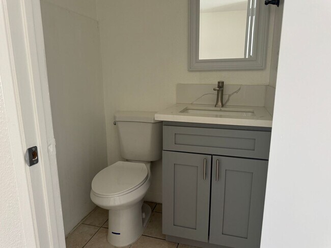 Foto del edificio - MOVE IN SPECIAL FIRST MONTH 1/2 OFF 2BD/1.5BA Two-Story Condo – Bullhead City | $1,150/Month