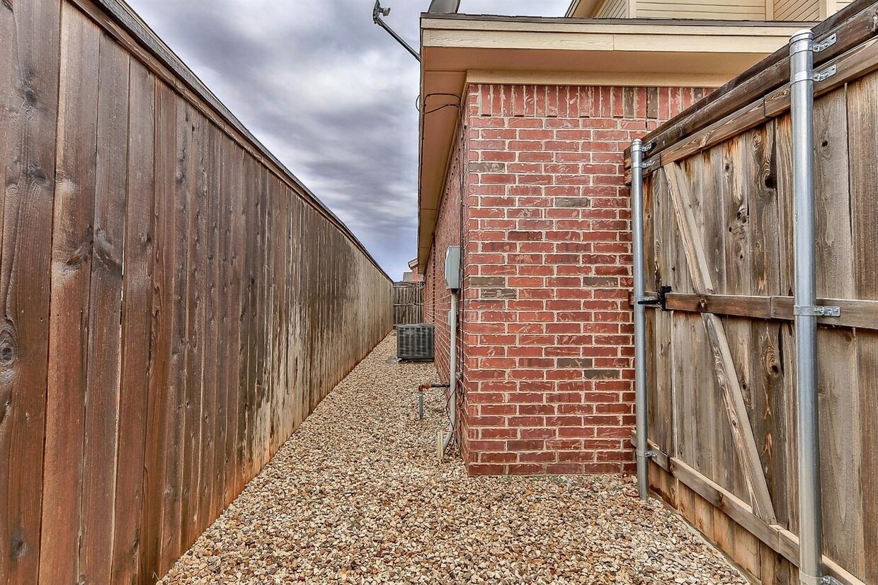 Side yard - 10505 Quinton Ave