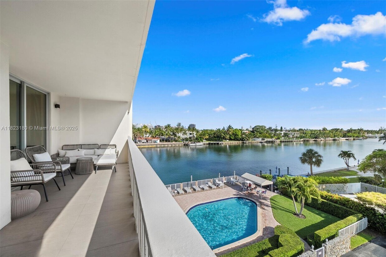Foto principal - 9111 E Bay Harbor Dr