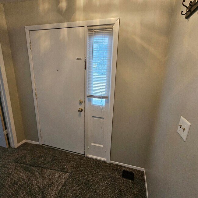 Foto del edificio - 2 Bedroom Ranch Condo w/ Finished Basement. Corner Unit, Spacious Bedrooms