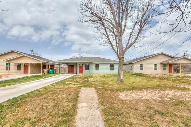 Building Photo - Updated 3 Bedroom Home For Lease!!