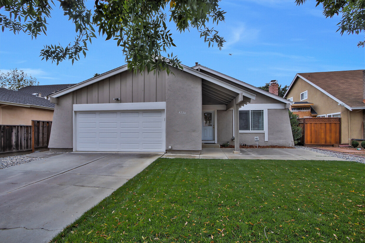 Primary Photo - 4bd/2ba Home in South San Jose – Available...