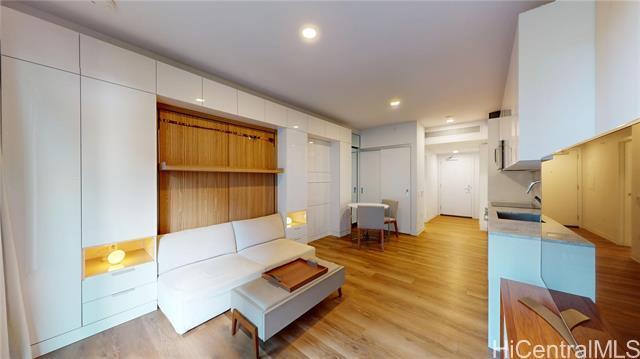 Building Photo - 987 Queen St