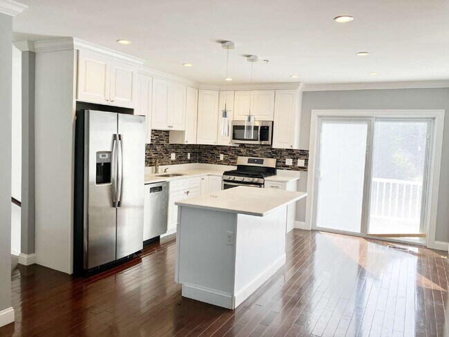 Foto del edificio - Good credit, solid income & references a m...