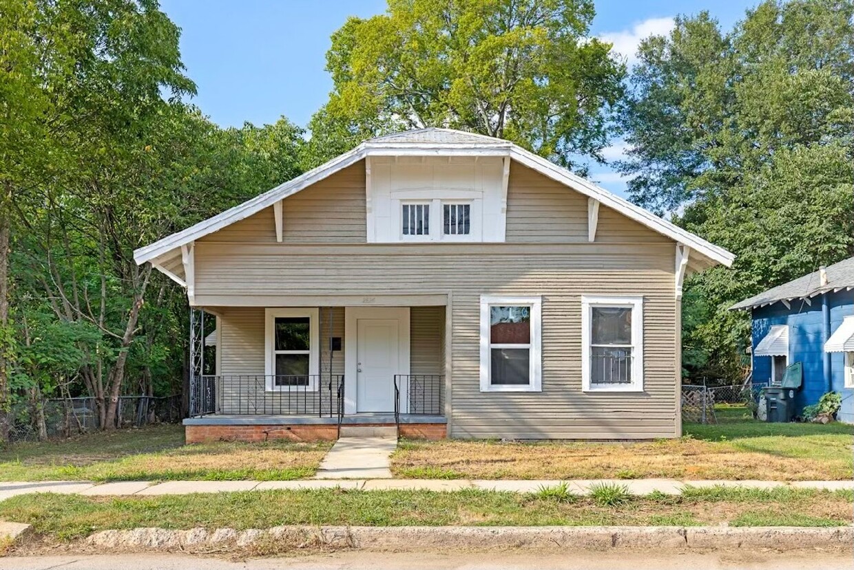 Primary Photo - Newly remodeled 4 bedroom, 1 bath home.