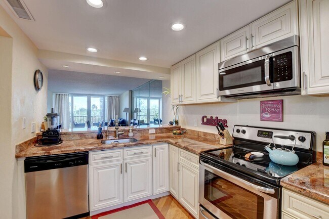 Building Photo - 21 Royal Palm Way