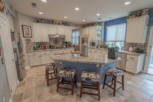 Building Photo - 4 Bedroom Home with Pool for Rent in Valen...