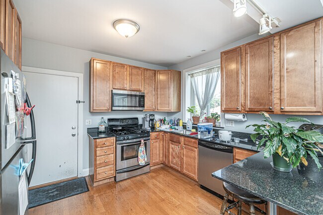 Building Photo - 7363 N Damen Ave