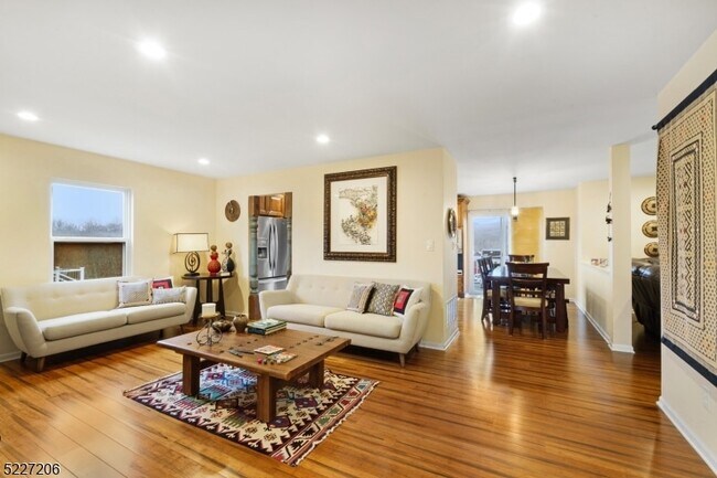 Foto del edificio - 70 Alvin Sloan Ave