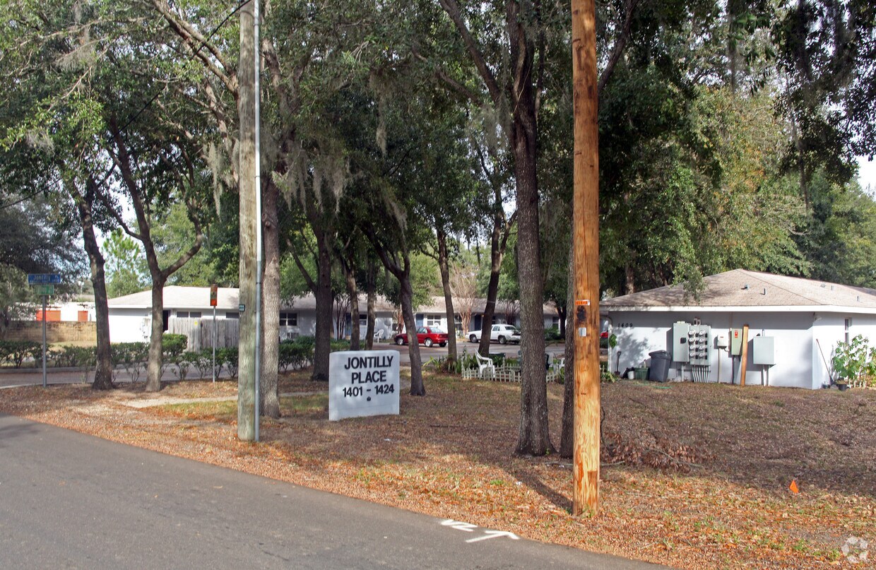 Jontilly Place Apartments in Brandon, FL