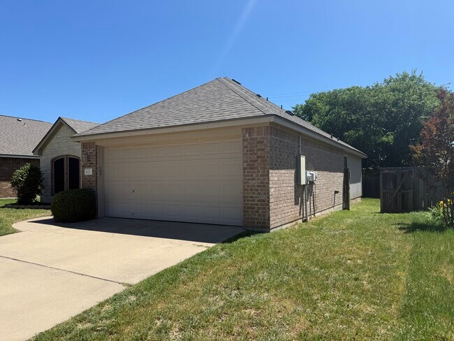 Building Photo - 1123 Neuberry Cliffe