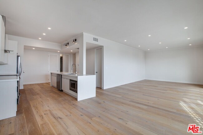 Building Photo - 12320 Montana Ave