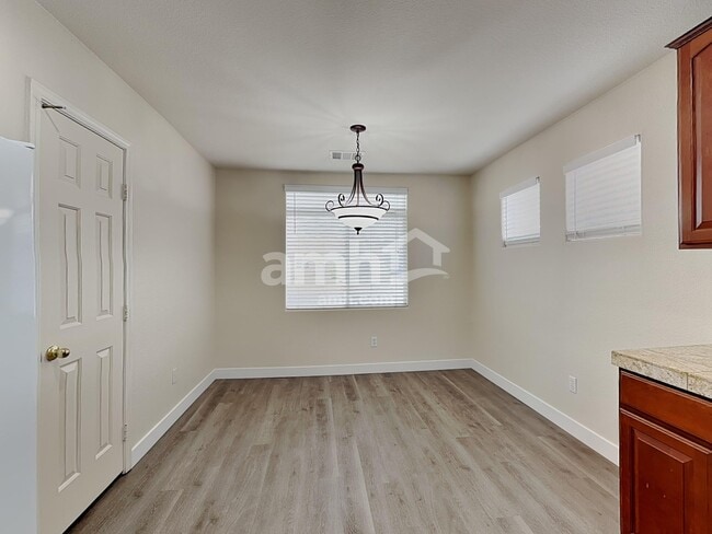 Foto del edificio - 3810 Shimmering Creek Ave