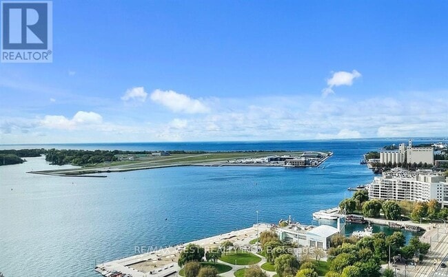 Photo du bâtiment - 270 Queens Quay W