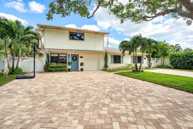 Building Photo - 2101 N Palm Cir