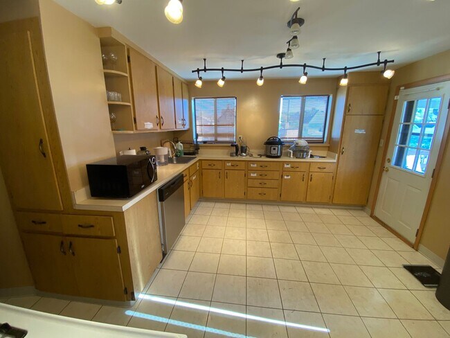 Foto del edificio - Charming 5 Bed 2 Bath House in Carnegie!
