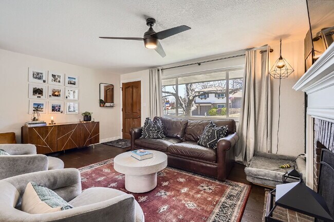 Foto del edificio - Available September! Charming House for rent in the Crest Club neighborhood!