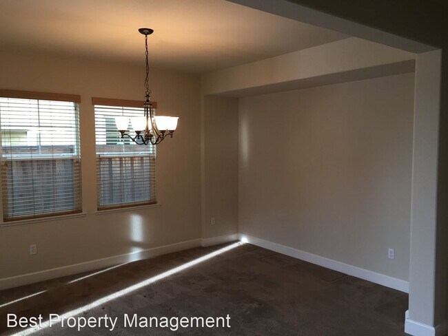 Foto del edificio - 5 br, 4.5 bath House - 717 W. Bonaventure Ave