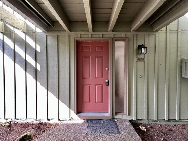 Foto del edificio - 2 Bed 1 Bath Apartment in Lake Oswego!