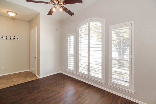 Foto del edificio - 1909 Canyon Ridge St