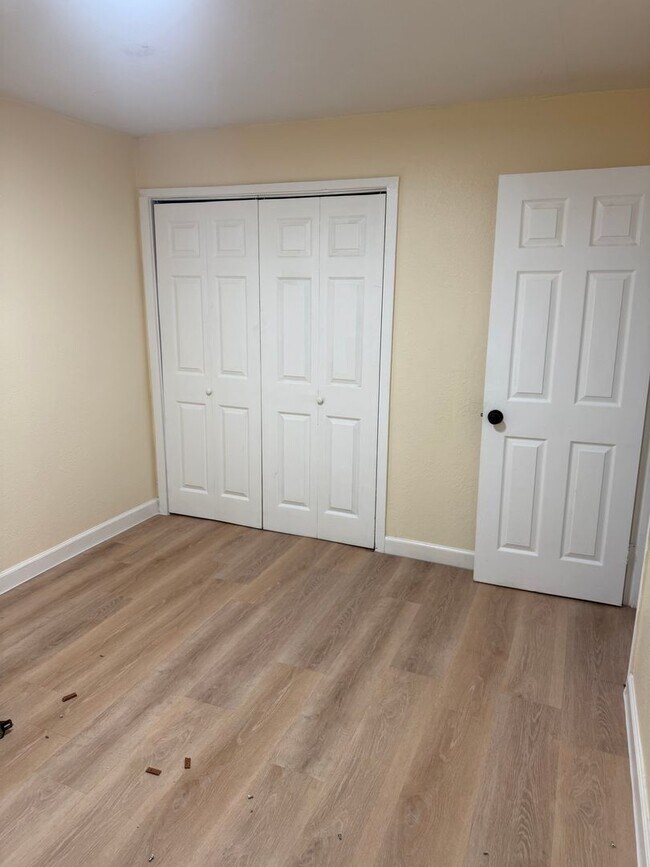 Building Photo - 330 Palm Ave