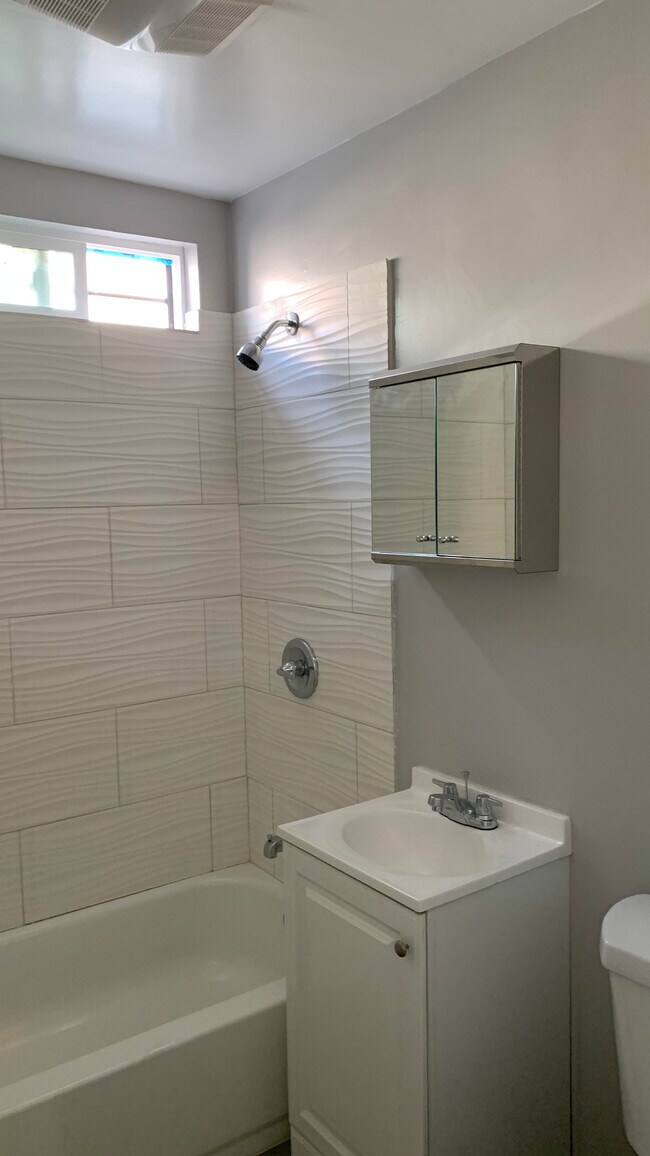bathroom - 5222 Denker Ave
