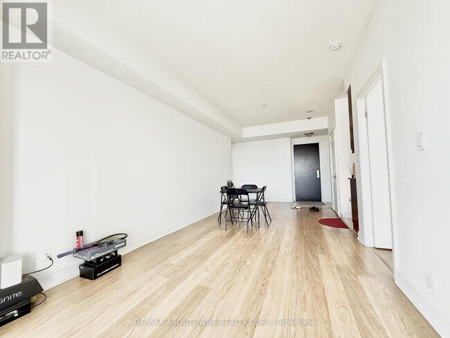 Photo du bâtiment - 60-2860 Absolute Ave