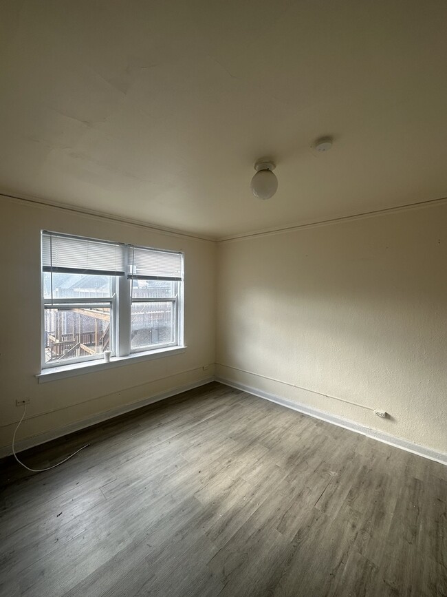 Building Photo - 633 W Deming Pl