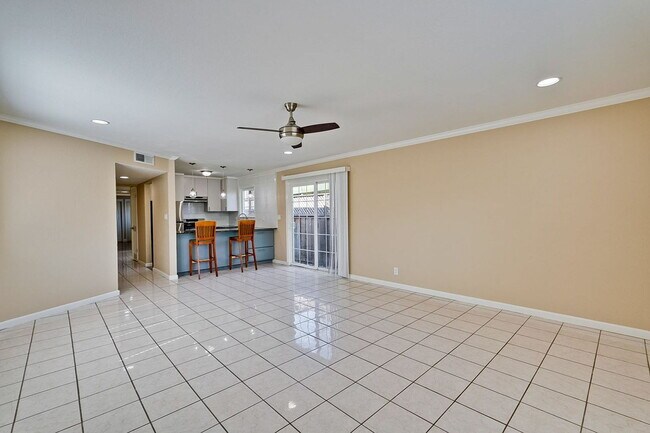 Foto del edificio - "Charming 2-Bedroom Retreat with 1100 Sq Ft of Comfort in Santa Clara!"