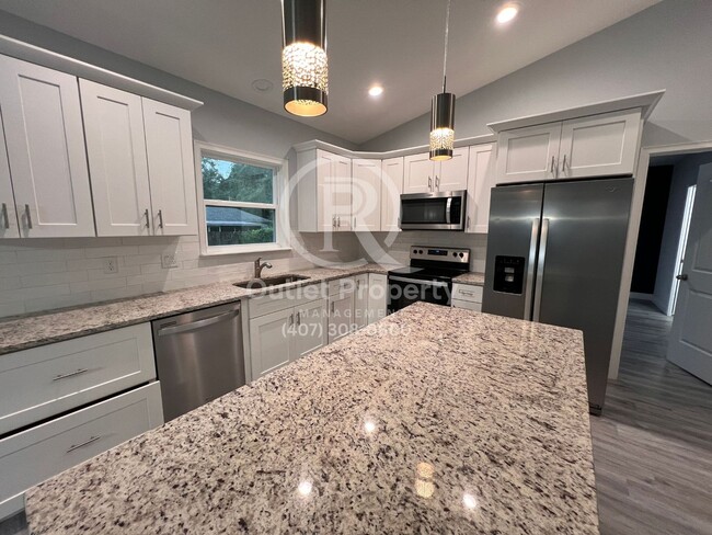 Foto del edificio - Beautiful 3 Bedrooms, 2 Bathrooms, 2 Car G...