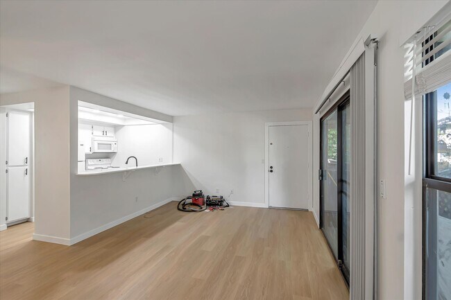 Foto del edificio - 7304 Corbin Ave