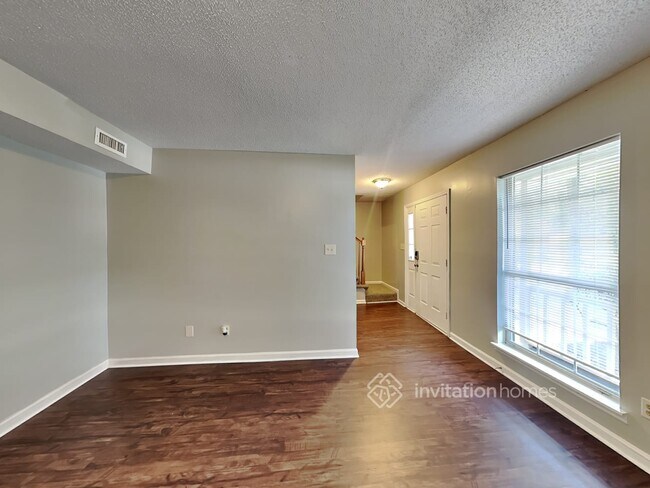 Building Photo - 7025 Markway Dr