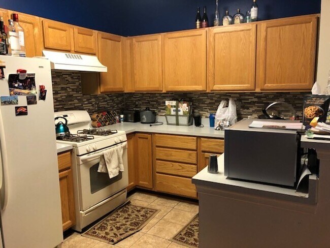 Foto del edificio - 3-bed 2.5-bath End-Unit Townhouse in desirable Piney Orchard Community