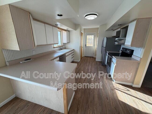 Foto del edificio - 759 Crow Creek Rd