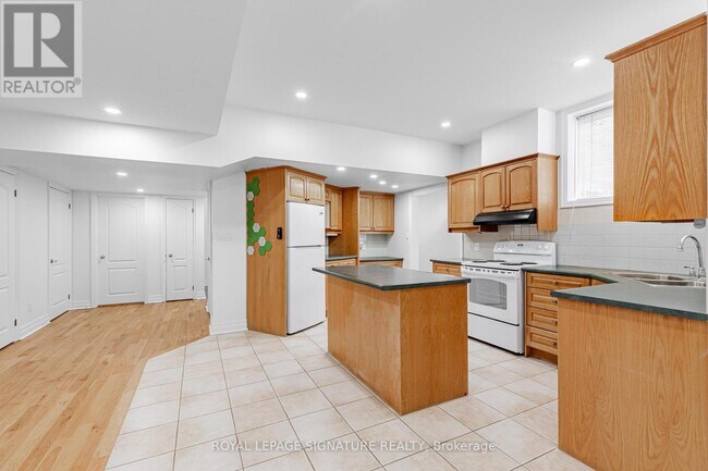 Building Photo - 44 Thatcher Ave