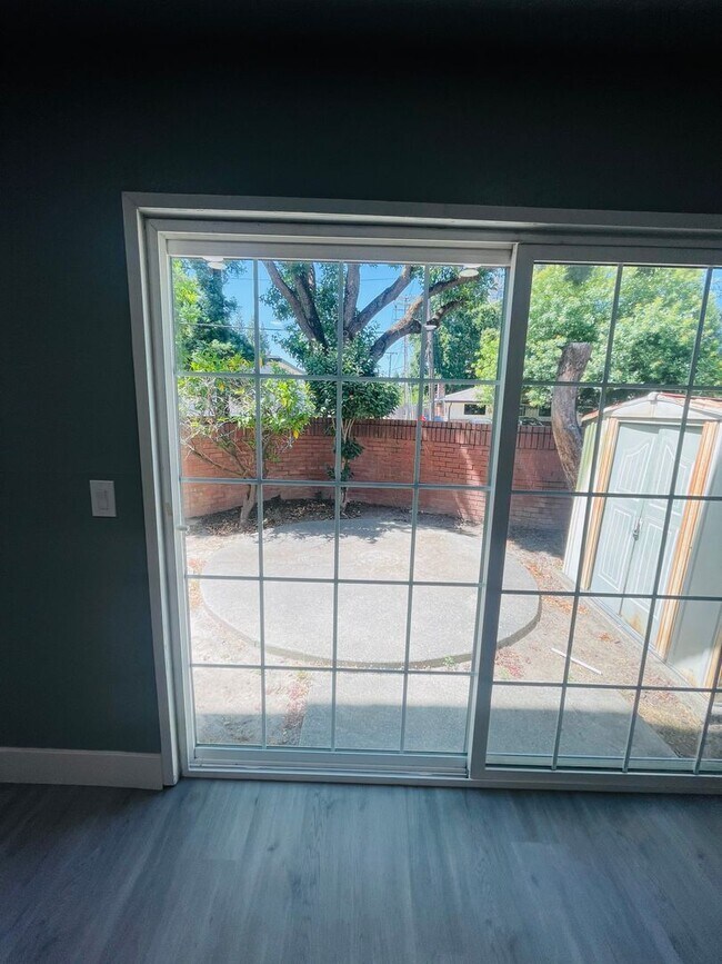 Foto del edificio - Completely Renovated 2-Bed/1.5 Bath Condo in Pocket