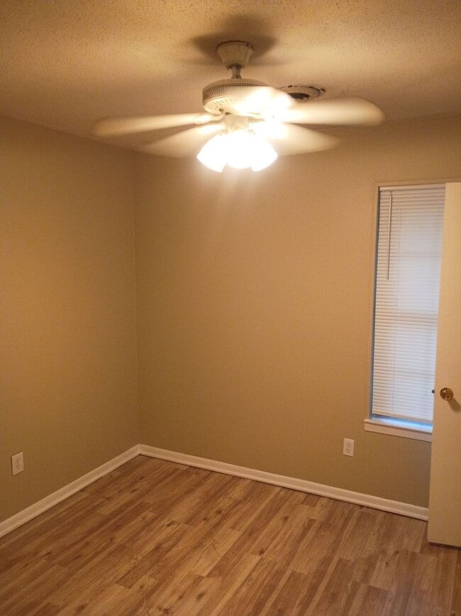 Building Photo - MOVE-IN SPECIAL 1/2 OFF 1ST MONTH'S RENT!!