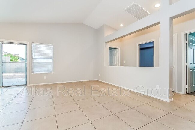 Foto del edificio - 8560 Blowing Pines Dr
