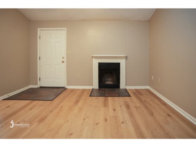 Building Photo - Lakewood Apartments: Premium location