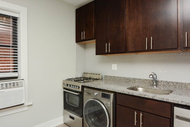 Building Photo - 533 W Belden Ave