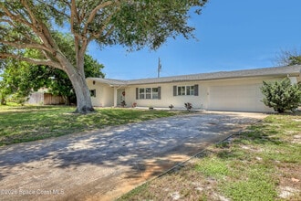 Building Photo - 580 Pine Tree Dr
