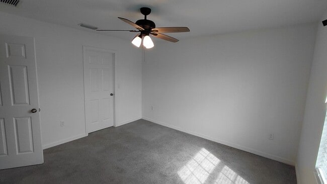 Foto del edificio - Beautiful 3-bedroom, 2.5-bath Townhome