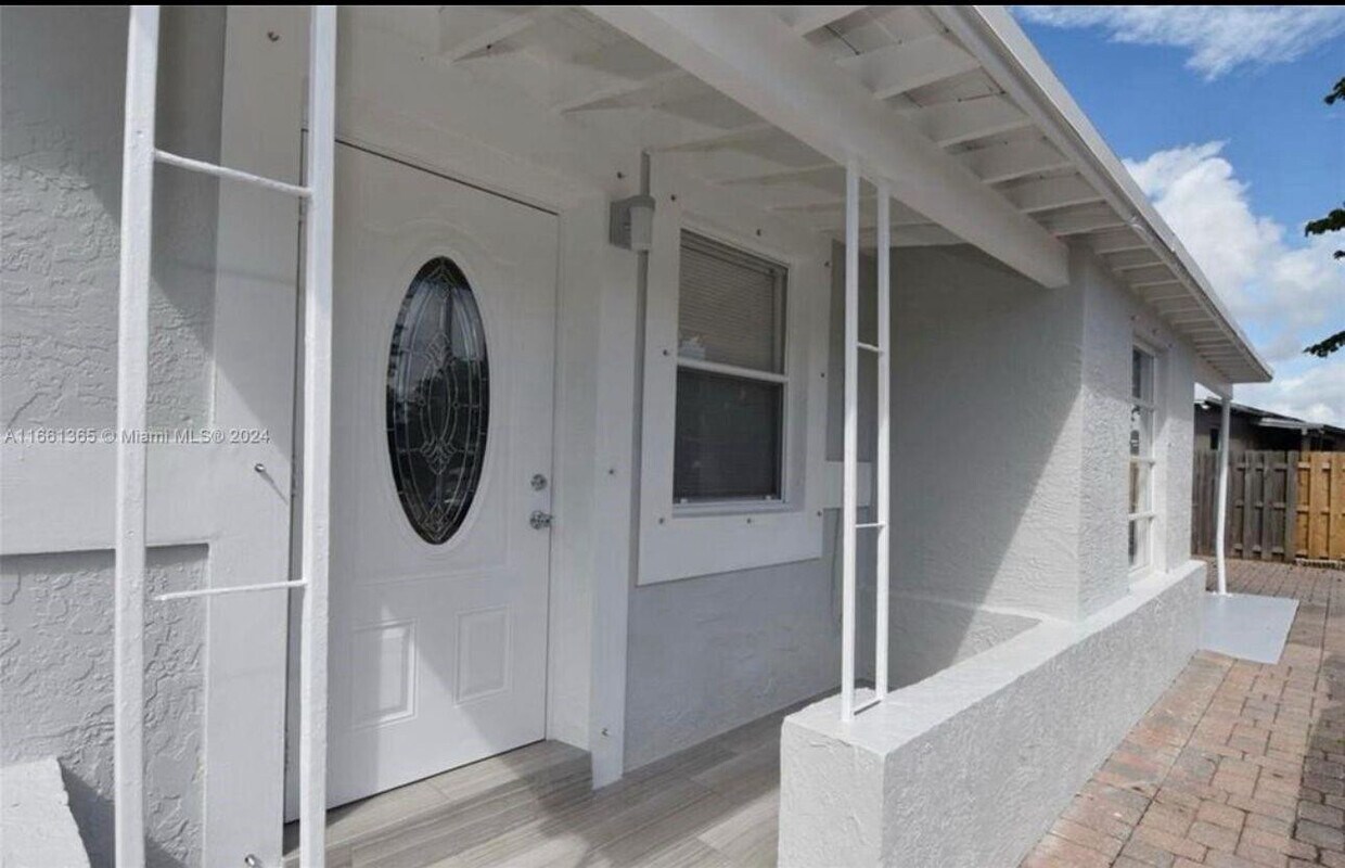 Foto principal - 5291 NE 17th Ave